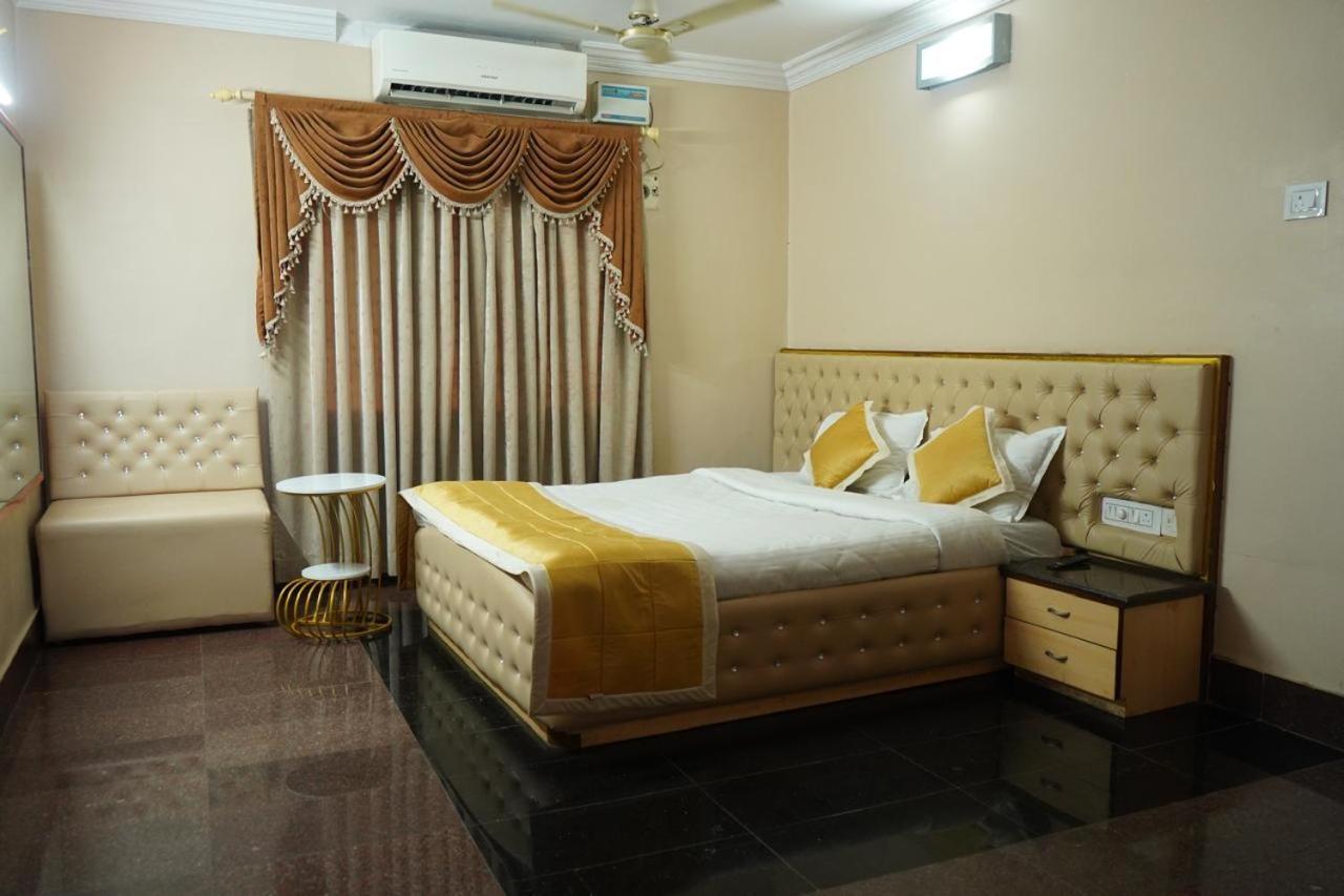 Sai Samrat Hotel シルディ エクステリア 写真